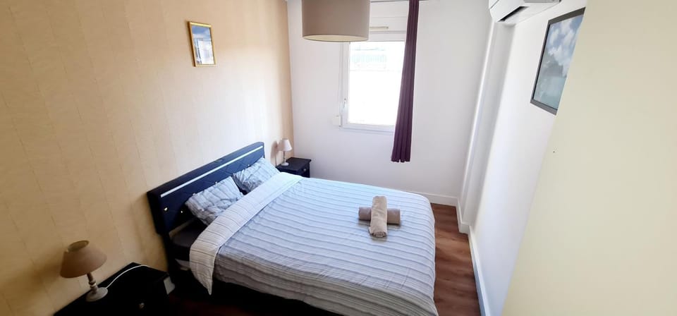 Bed, Photo of the whole room, Decorative detail, Bedroom