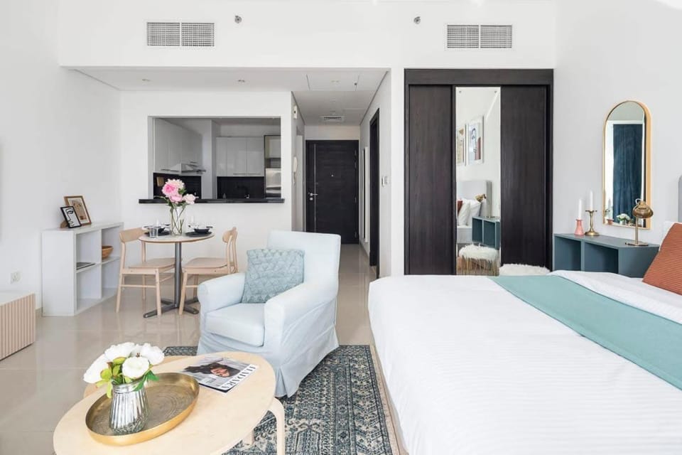 Frank Porter - Silverene Tower B Apartment in Dubai