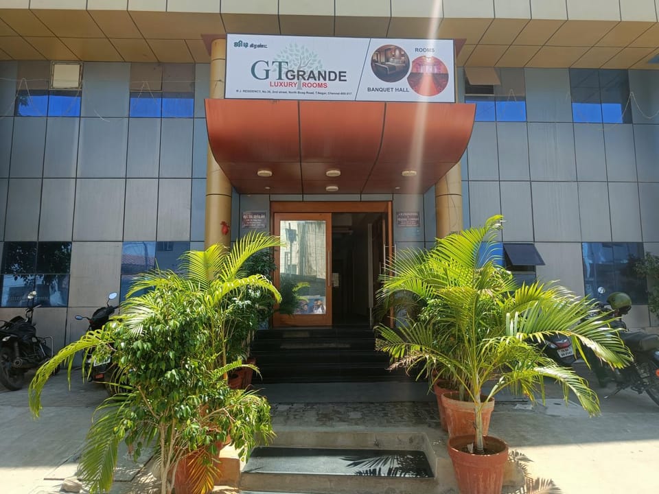 Facade/entrance