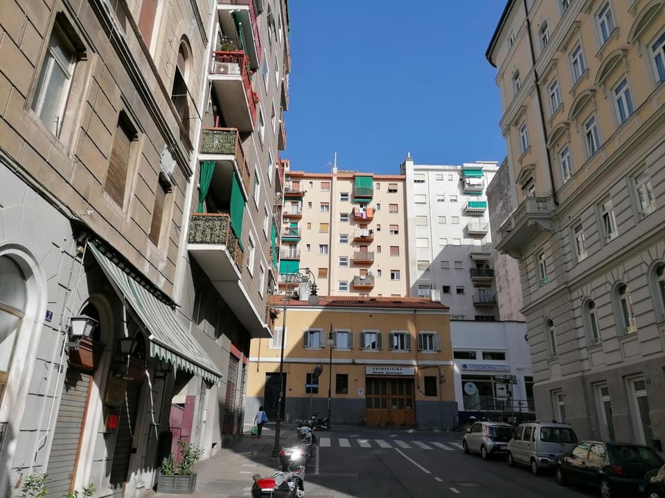 Property building, Neighbourhood