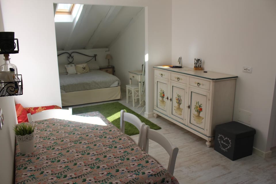 Bed, Living room, Photo of the whole room, Bedroom, hair dresser