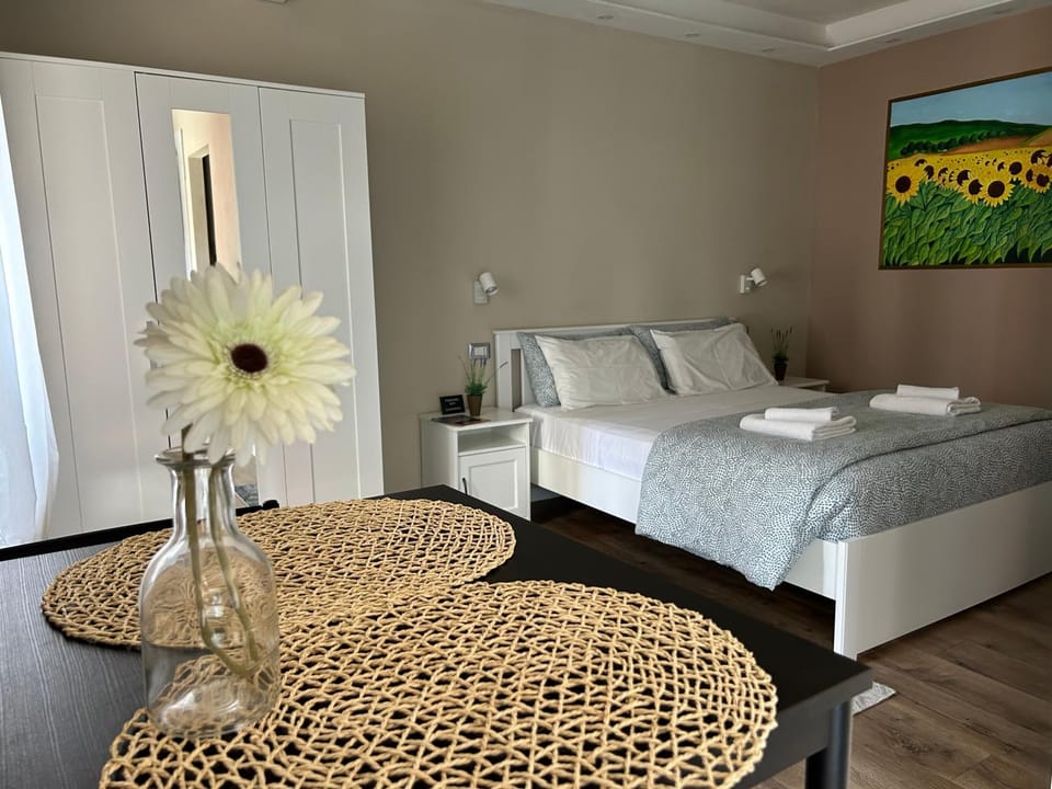 Bed, Photo of the whole room, Bedroom, towels