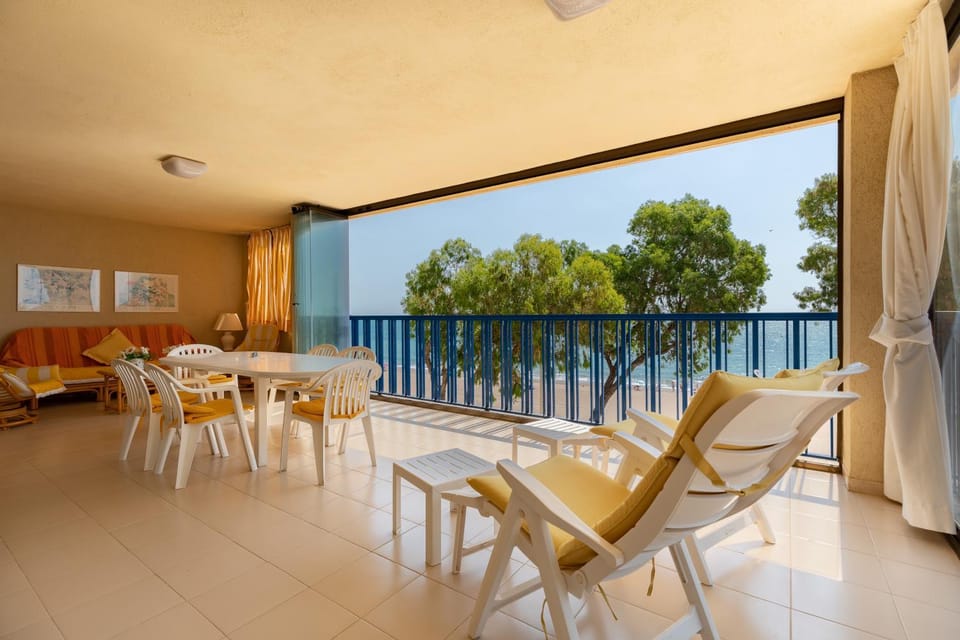 View (from property/room), Balcony/Terrace, Dining area, sunbed