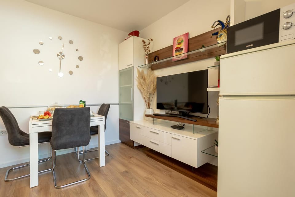 Communal lounge/ TV room, TV and multimedia, Dining area