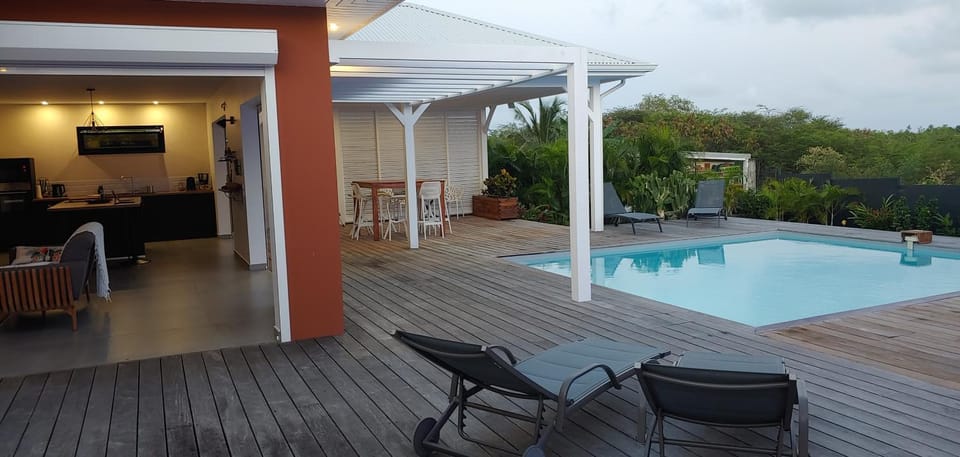 Property building, Balcony/Terrace, Swimming pool