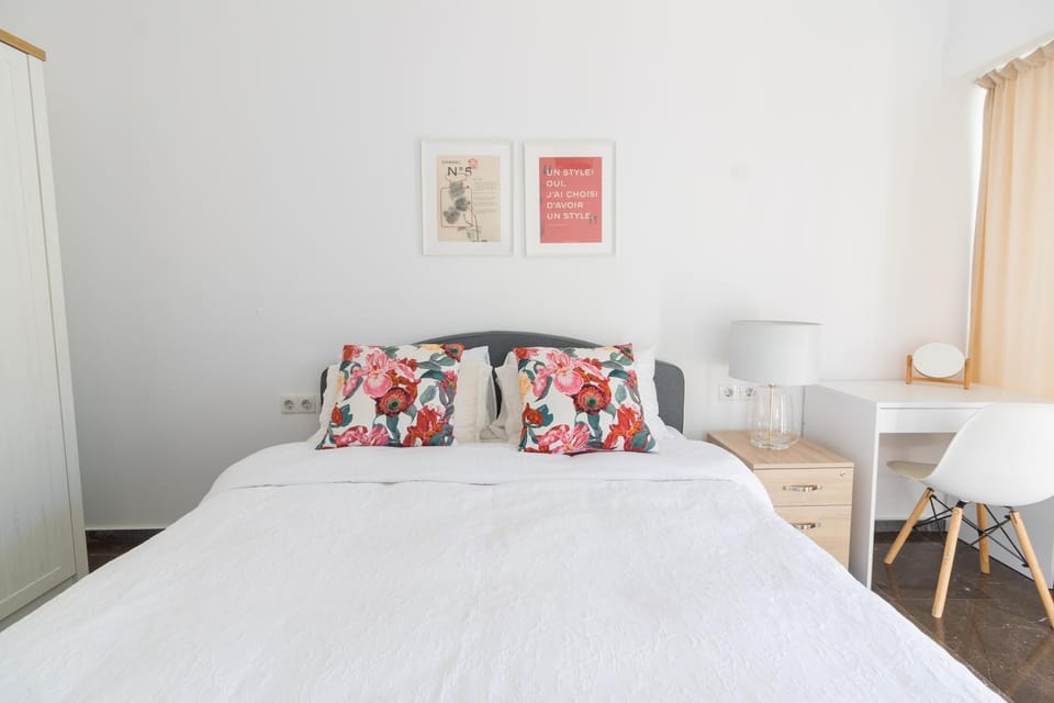 Bed, Photo of the whole room, Bedroom