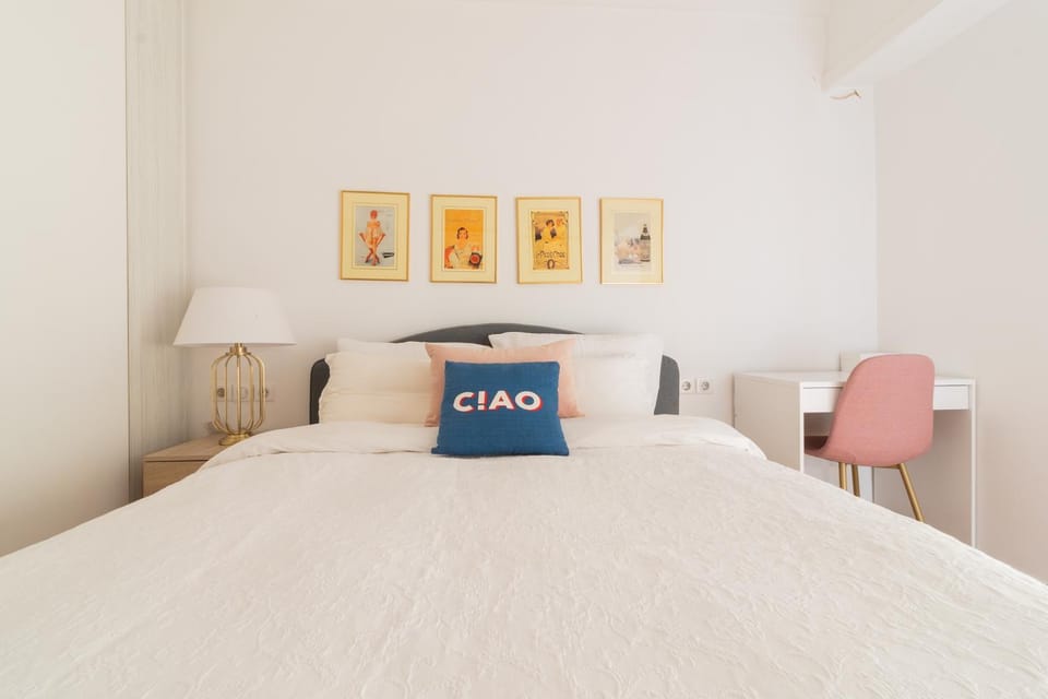 Bed, Photo of the whole room, Bedroom