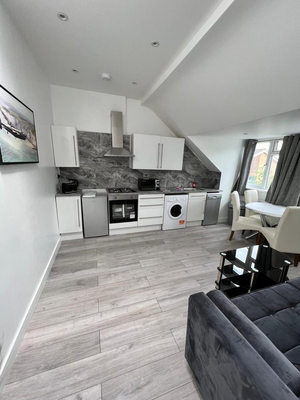 Kitchen or kitchenette, Seating area, Dining area