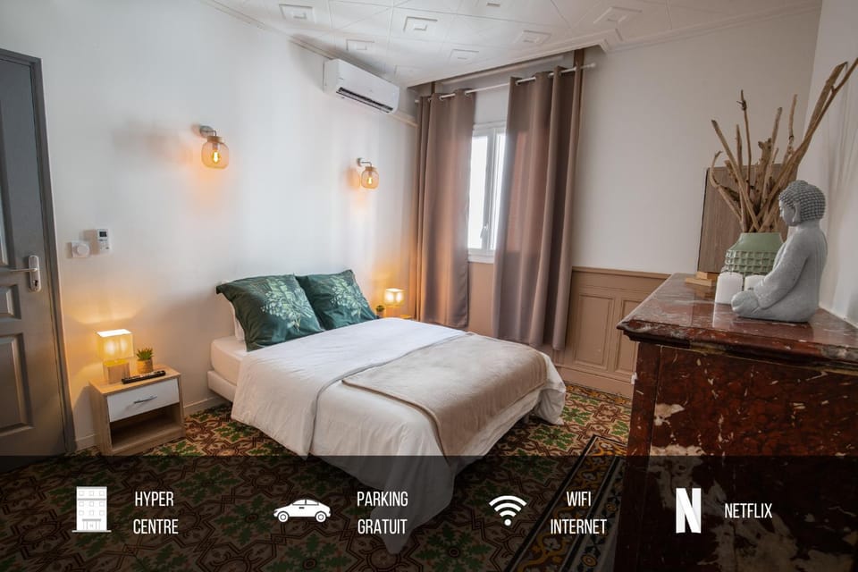 Bed, Photo of the whole room, Bedroom, flat iron, air conditioner