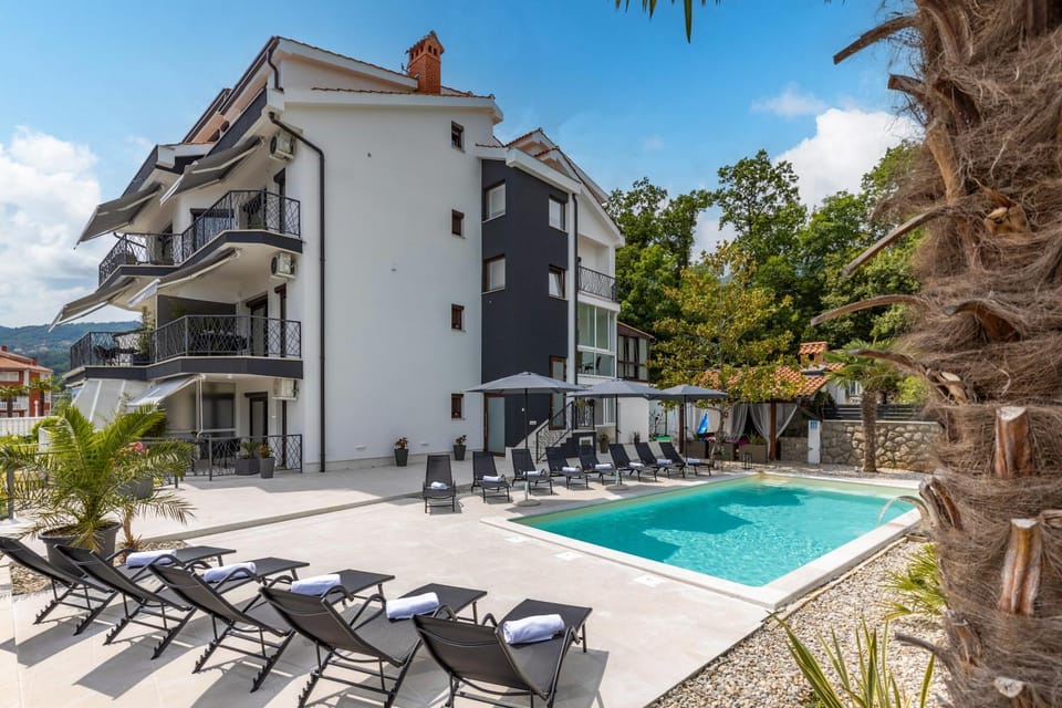 Property building, Patio, Day, Pool view, Swimming pool, sunbed