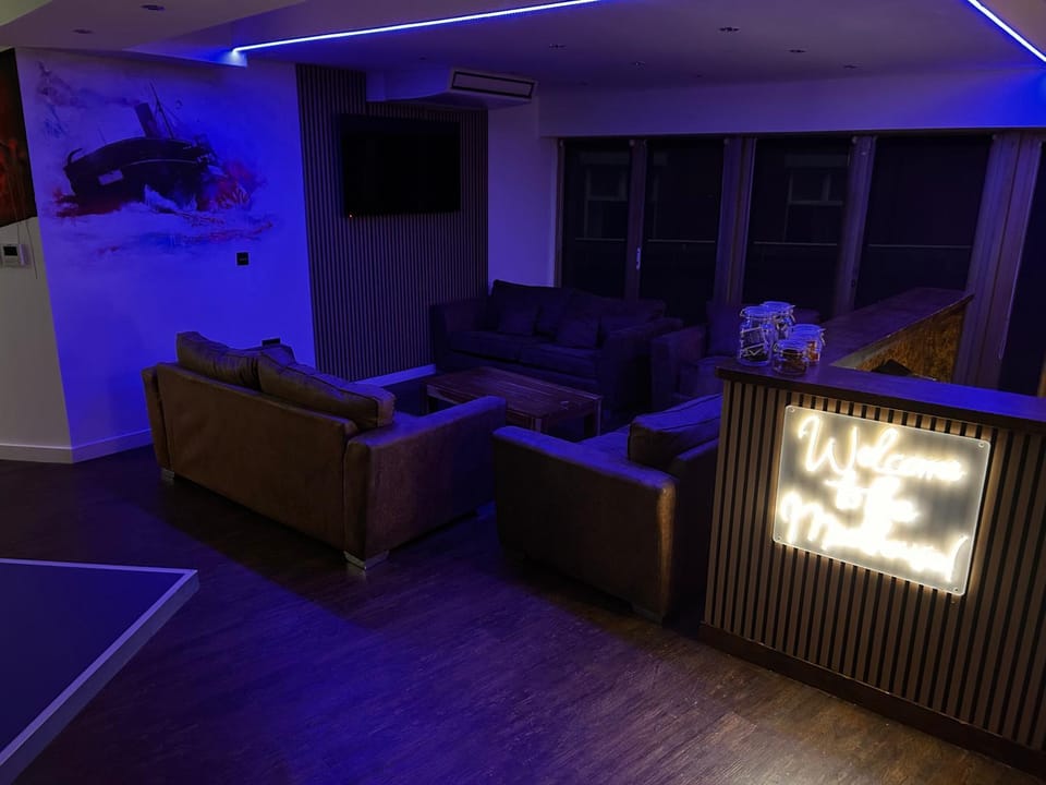 TV and multimedia, Living room, Lounge or bar, Evening entertainment