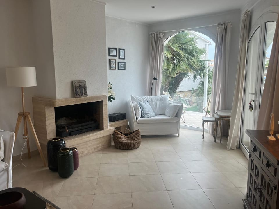 'Casa Empuria' aan kanaal met zwembad en aanlegsteiger Villa in Alt Empordà