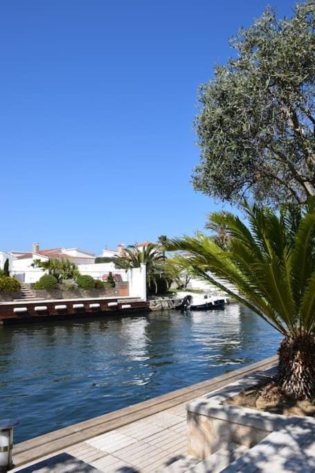 'Casa Empuria' aan kanaal met zwembad en aanlegsteiger Villa in Alt Empordà