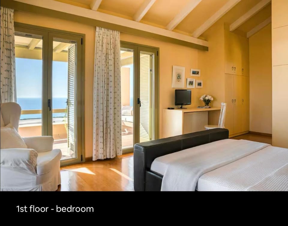 Bed, TV and multimedia, Bedroom, Sea view