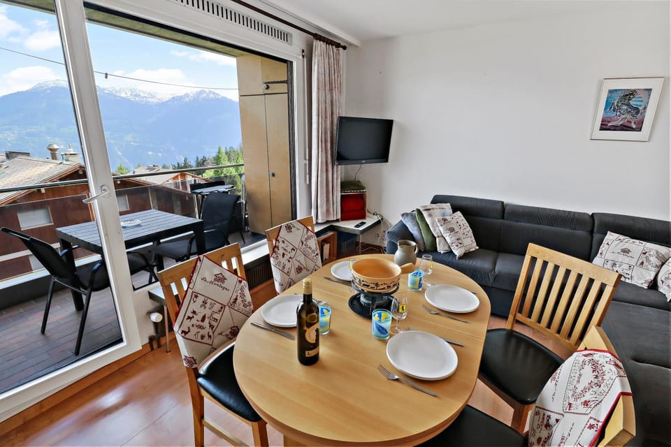 Dining area, Mountain view