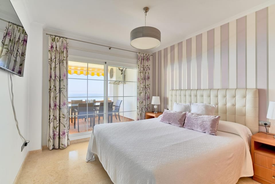 Bed, TV and multimedia, Bedroom