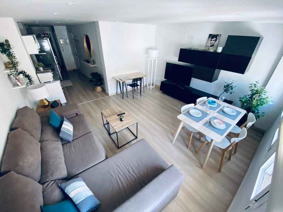 TV and multimedia, Living room, Seating area, Dining area