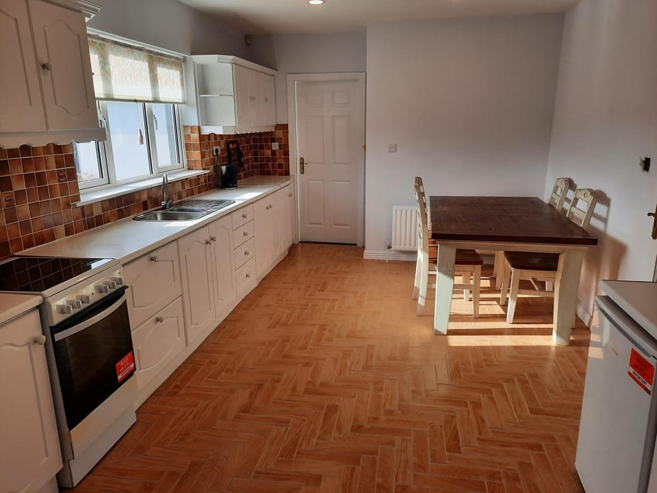 4 Bedroom, 15 min to Limerick city Quiet Retreat. House in County Limerick