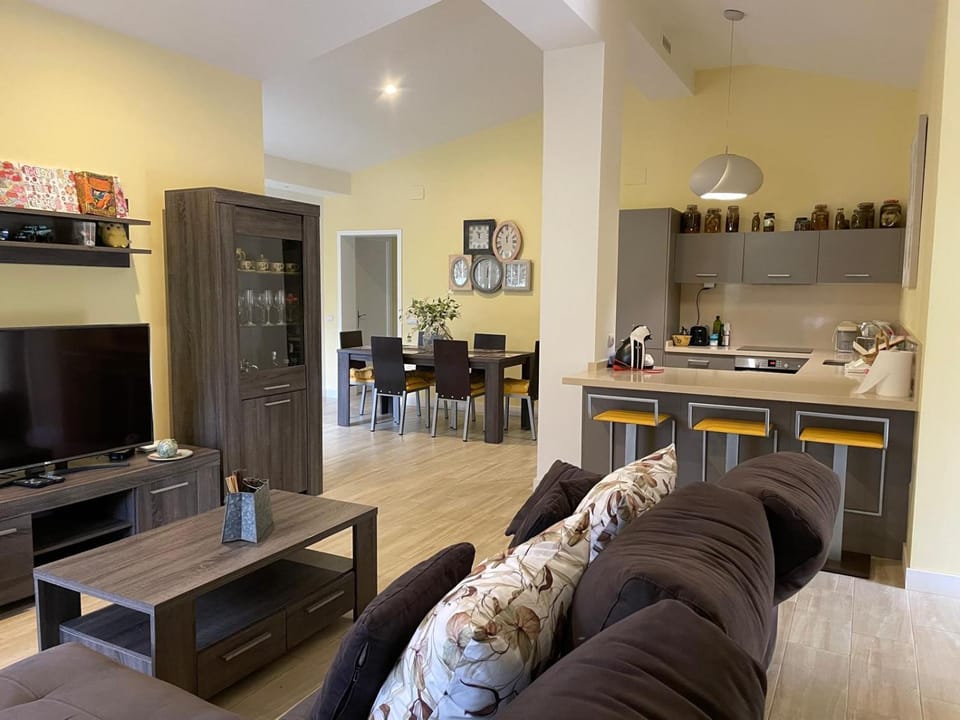Kitchen or kitchenette, Lounge or bar