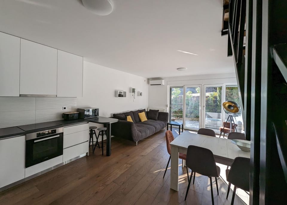 Kitchen or kitchenette, Living room, Photo of the whole room, Seating area, Dining area, dishwasher, minibar, oven, pet friendly, stove, toaster