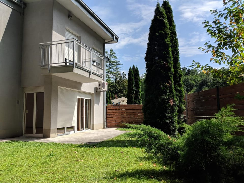 Quaint Townhome w Forest View Apartment in City of Zagreb