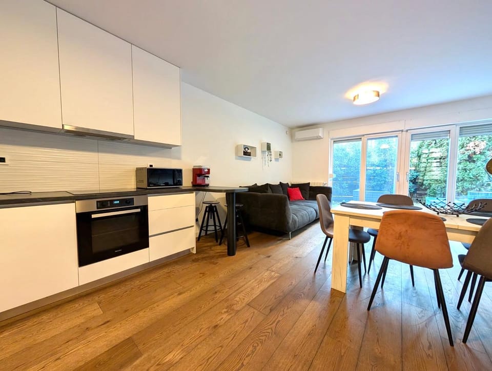 Kitchen or kitchenette, Living room, Photo of the whole room, Seating area, Dining area, dishwasher, minibar, oven, pet friendly, stove, toaster