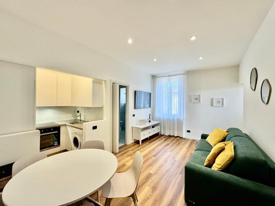 TV and multimedia, Kitchen or kitchenette, Living room, Seating area, Dining area, oven, stove