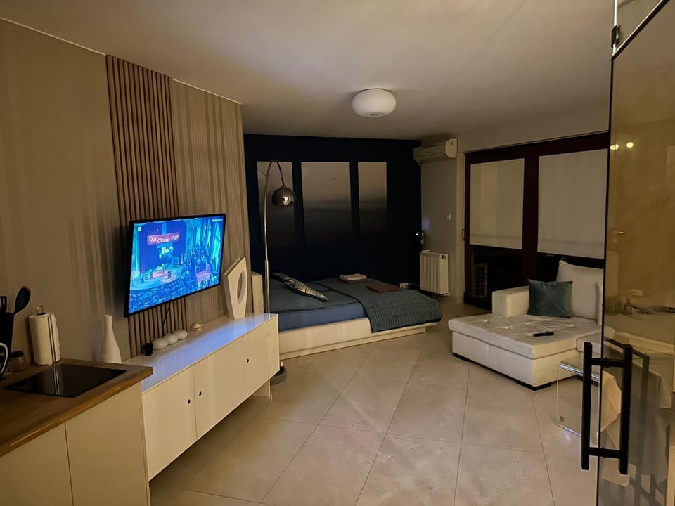Bed, TV and multimedia, Photo of the whole room, Seating area, Bedroom