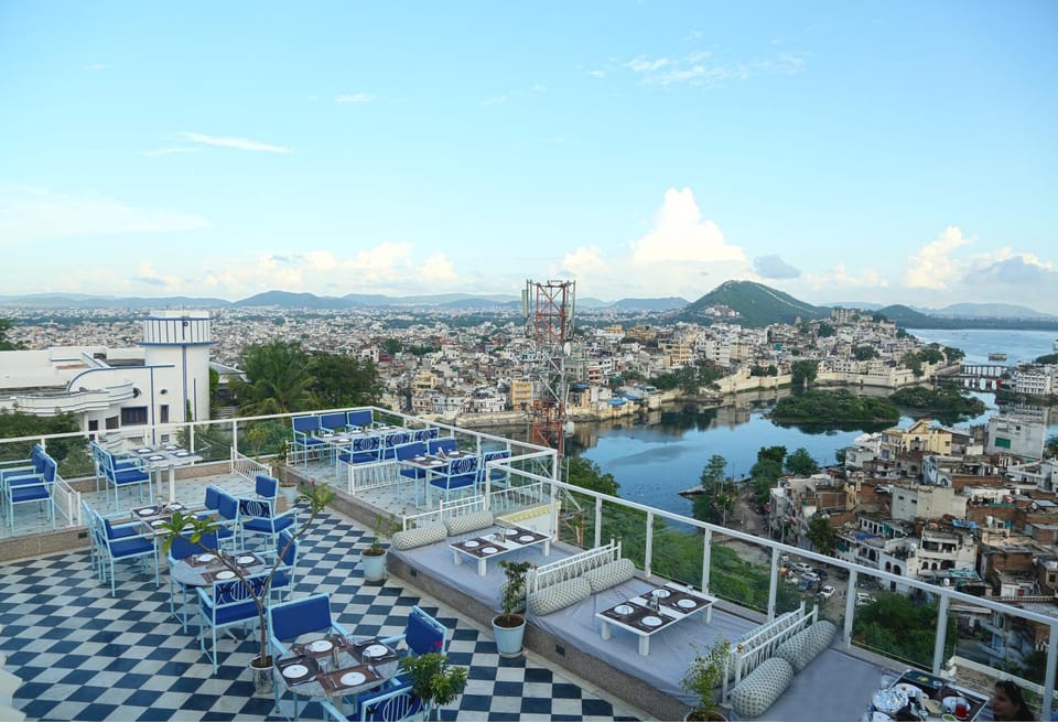 Restaurant/places to eat, City view, Pool view, Street view