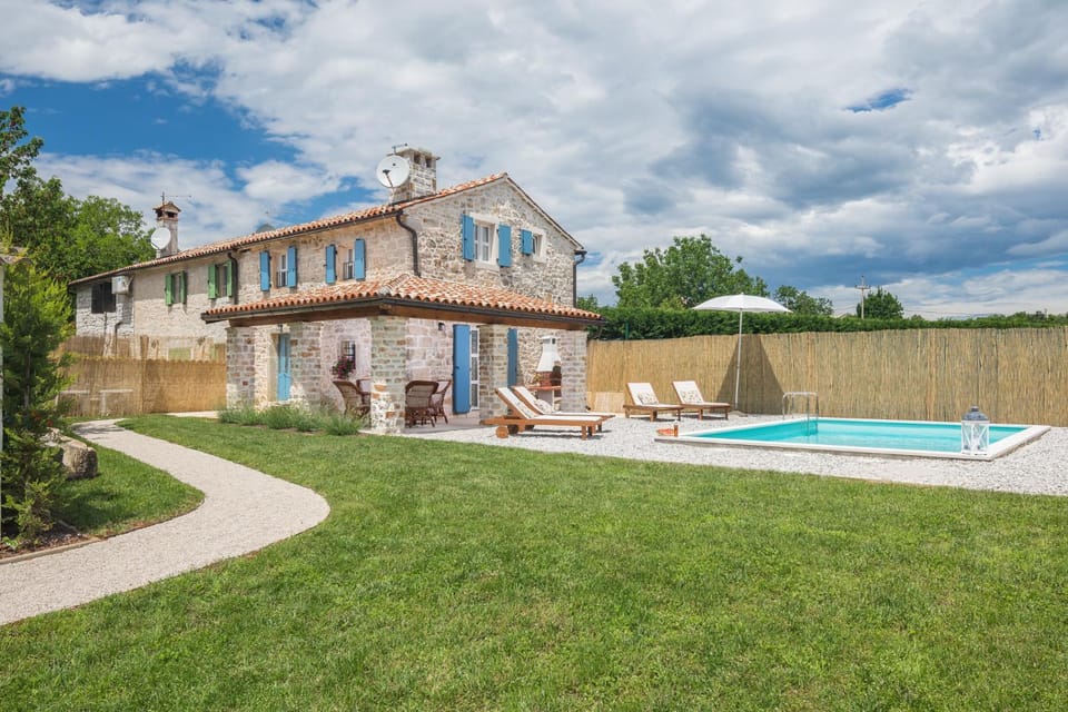 Property building, Patio, Day, Garden, Garden view, Pool view, Swimming pool, sunbed