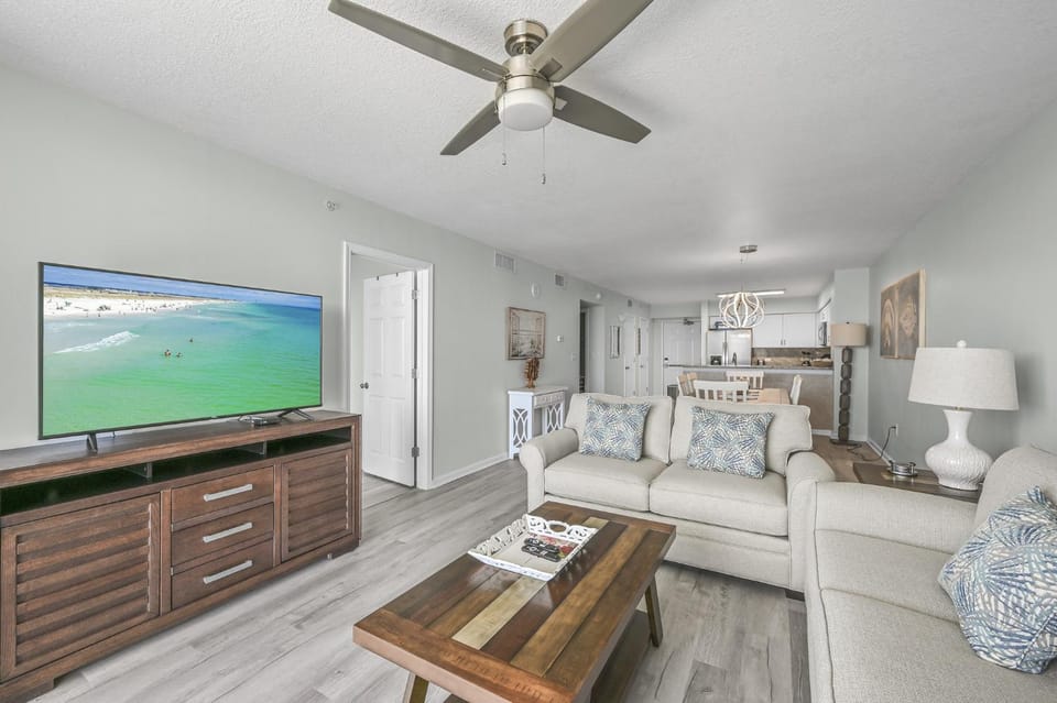 Terrace at Pelican Beach Resort, Pools, Hot Tubs, in the heart of Destin Apartment in Destin