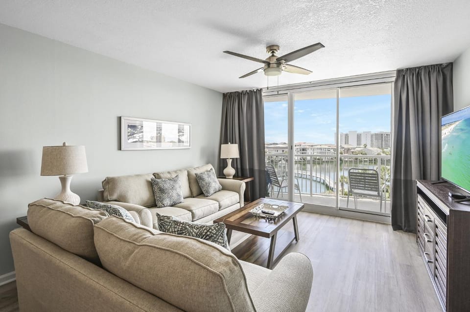 Terrace at Pelican Beach Resort, Pools, Hot Tubs, in the heart of Destin Apartment in Destin