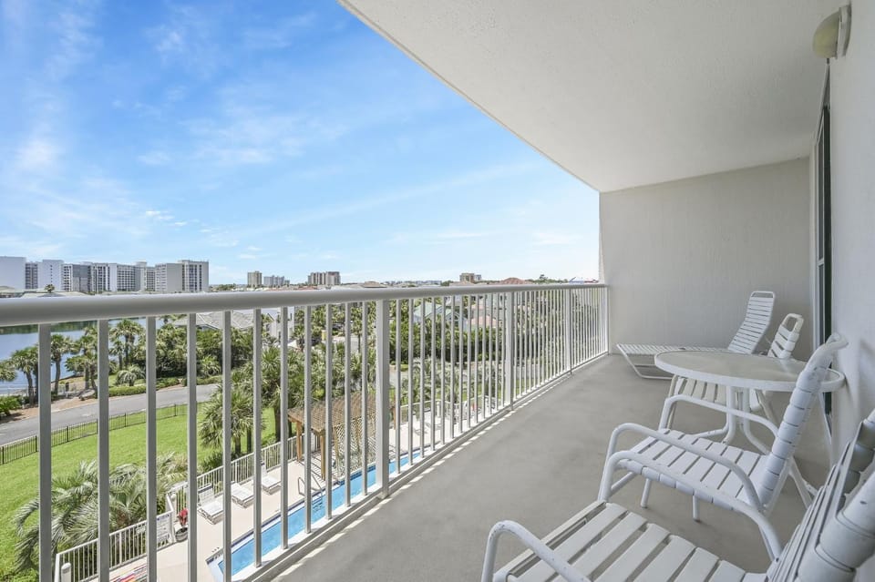 Terrace at Pelican Beach Resort, Pools, Hot Tubs, in the heart of Destin Apartment in Destin