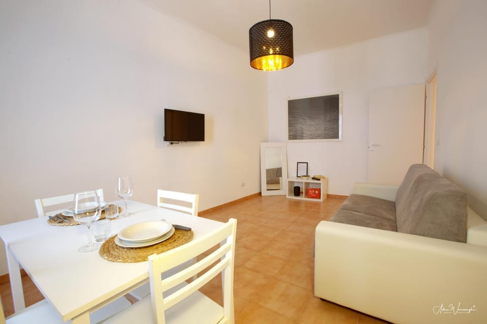 Communal lounge/ TV room, TV and multimedia, Seating area, Dining area