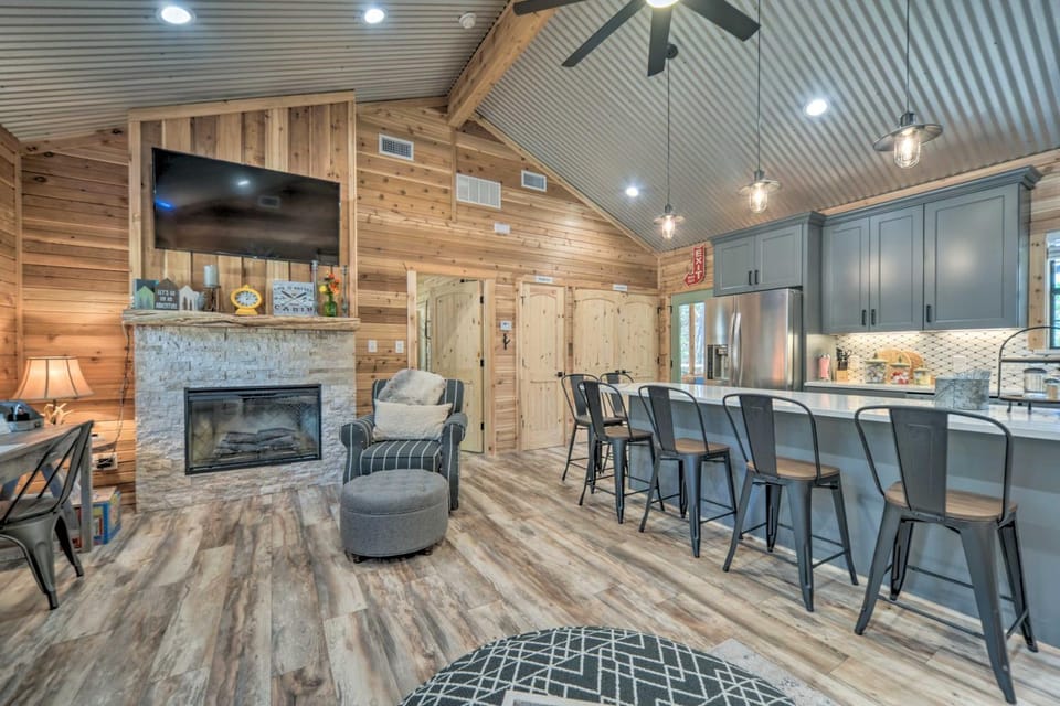 'Lakewood Secret' Cabin ~ 4 Mi to The Lake! Cabin in Canyon Lake