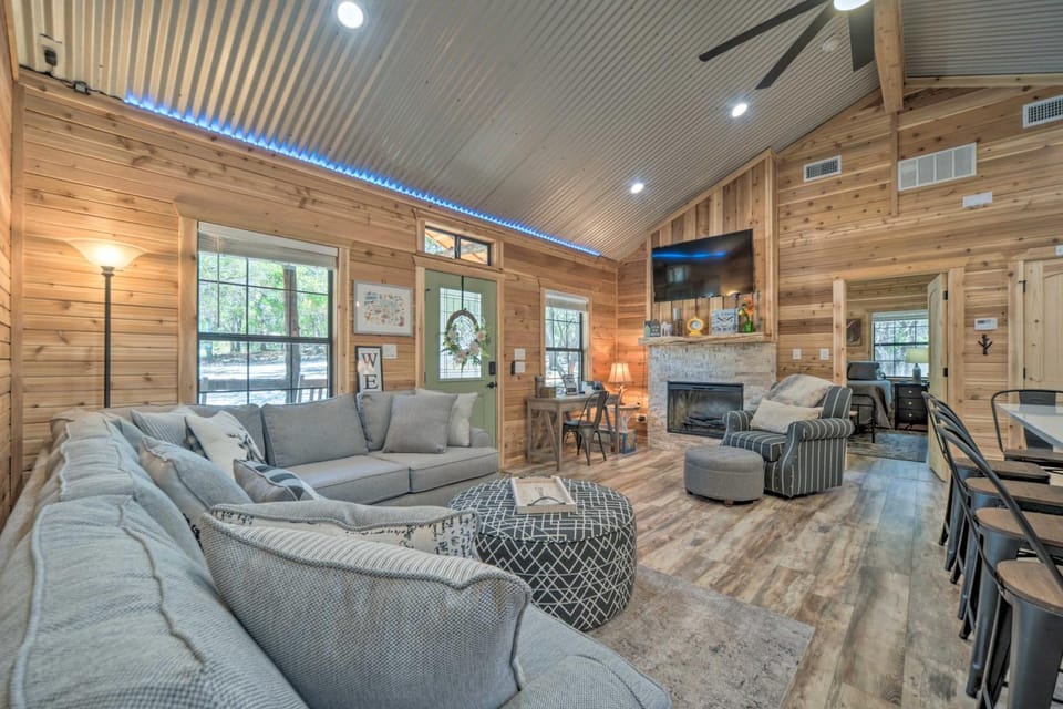 'Lakewood Secret' Cabin ~ 4 Mi to The Lake! Cabin in Canyon Lake