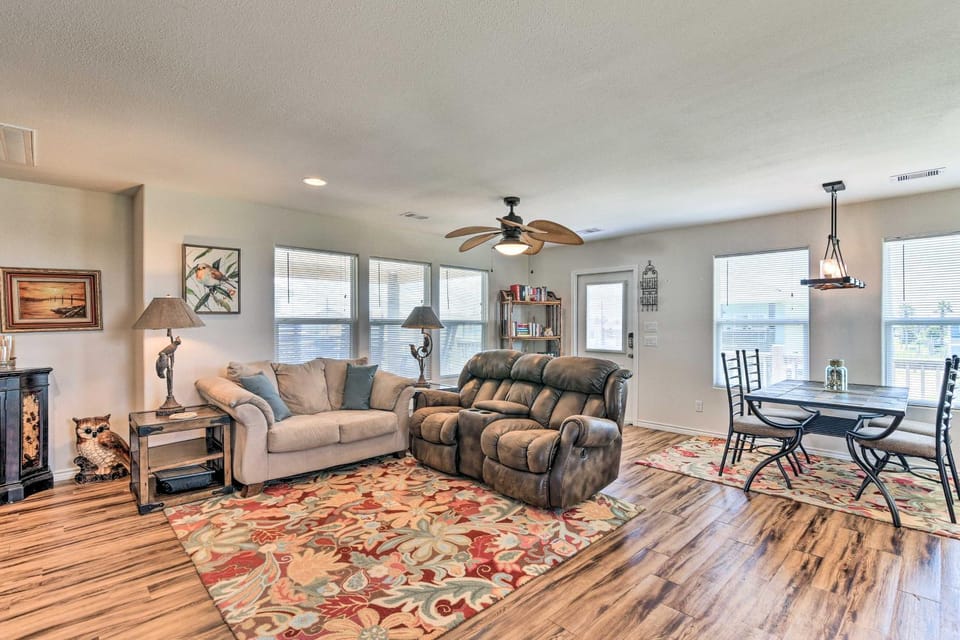 Walk to Crystal Beach - 'Just Lei'n Low' Retreat House in Bolivar Peninsula
