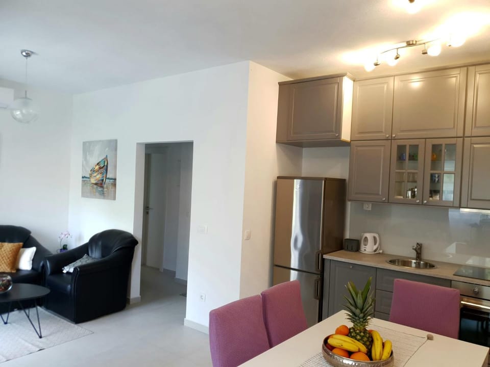 Kitchen or kitchenette, Seating area, Dining area