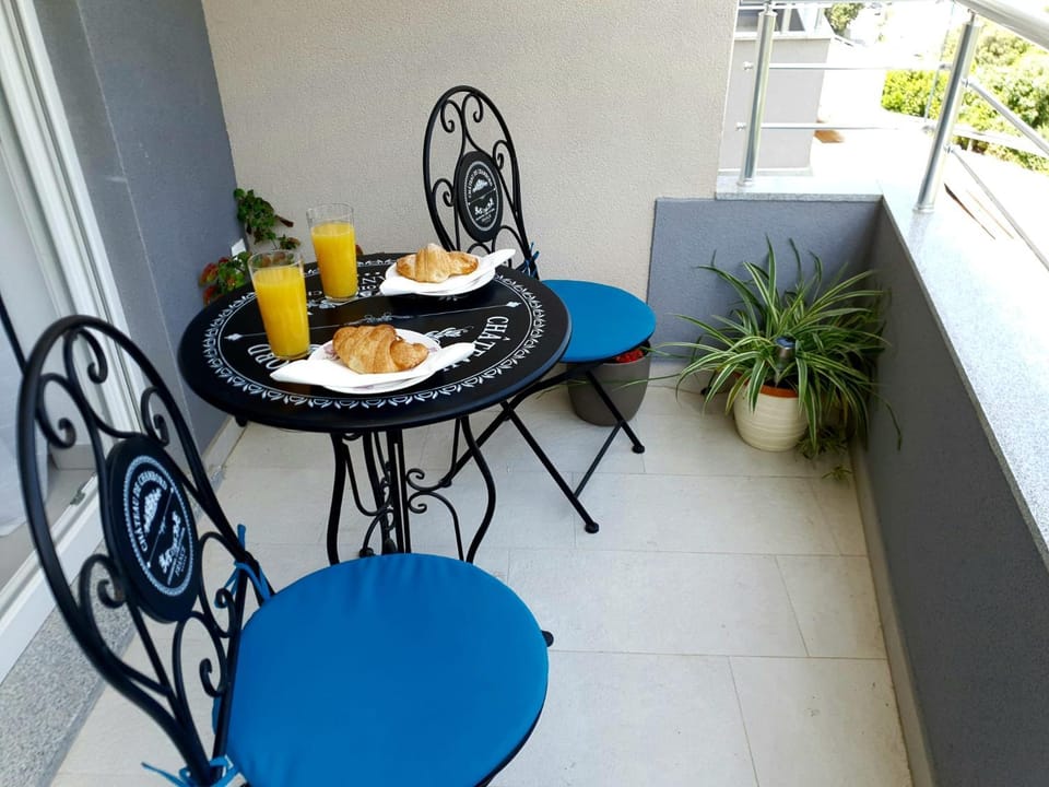 Balcony/Terrace, Food and drinks