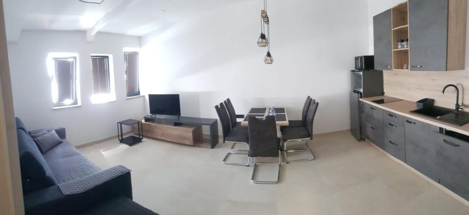 TV and multimedia, Living room, Seating area, Dining area
