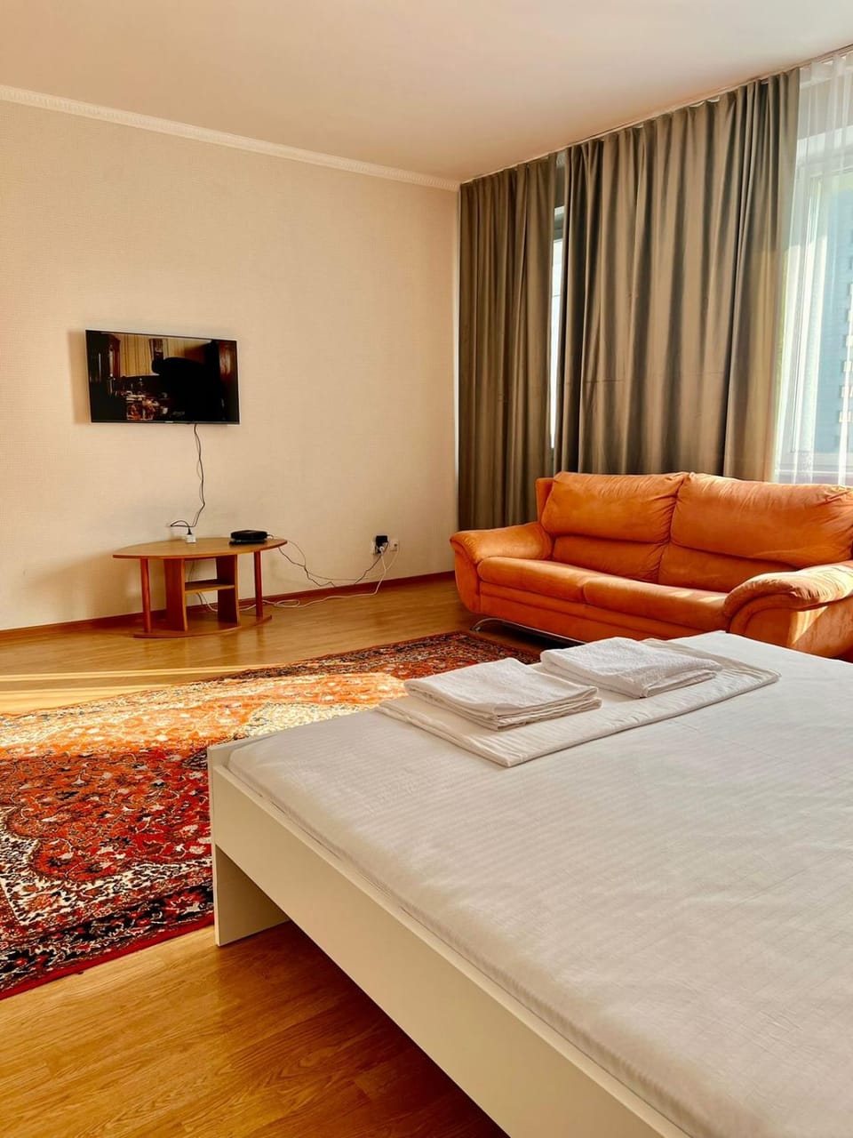 Bed, TV and multimedia, Living room, Photo of the whole room