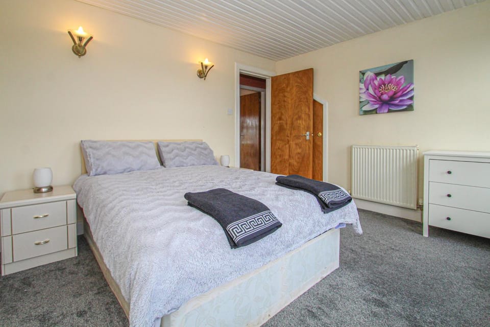 Bed, Photo of the whole room, Bedroom, wardrobe