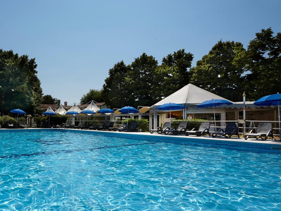 Pool view, Swimming pool, sunbed