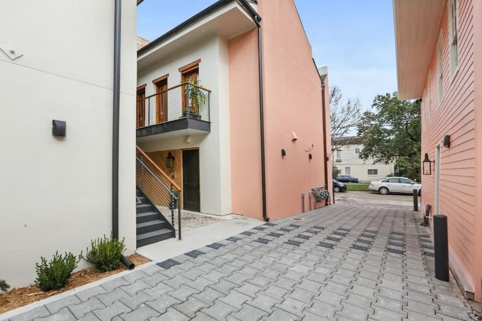 Fab 1838 Garden District 5BR with Parking And Balcony Apartment in New Orleans