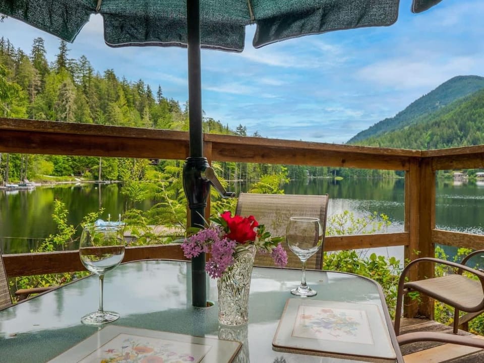The Lakeside Cottage by EMR Vacation Rentals House in Vancouver Island