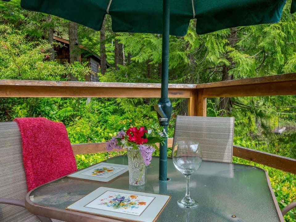 The Lakeside Cottage by EMR Vacation Rentals House in Vancouver Island