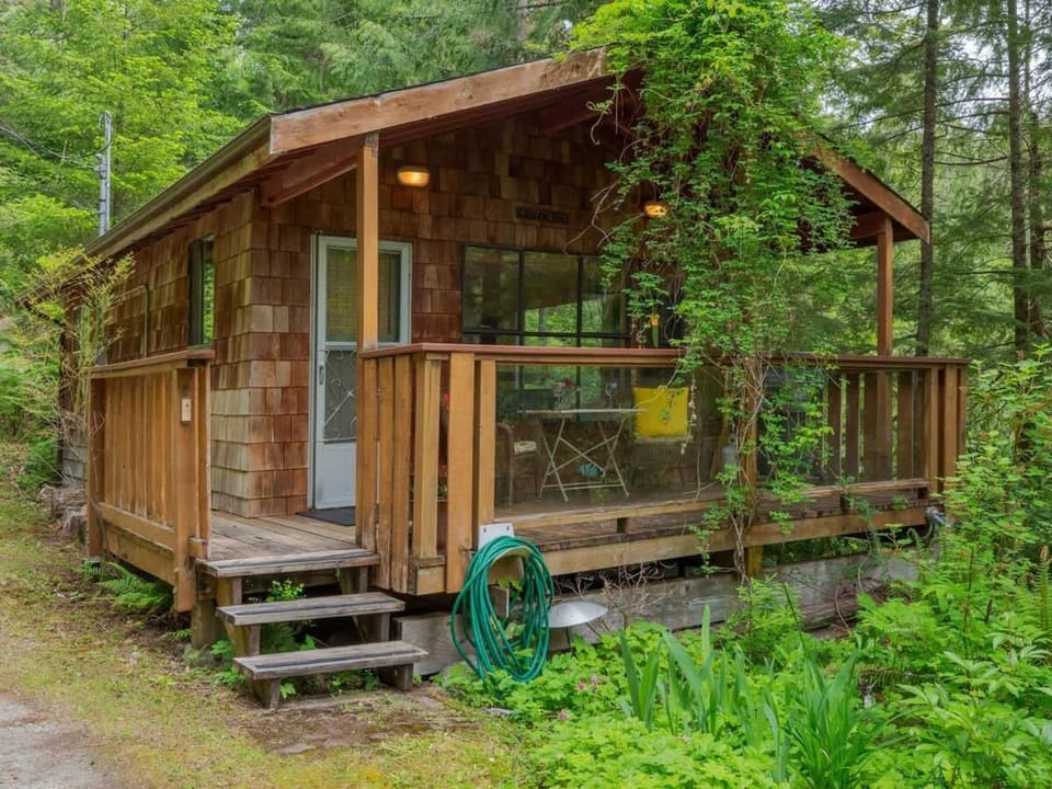 The Lakeside Cottage by EMR Vacation Rentals House in Vancouver Island