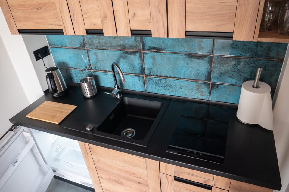 Coffee/tea facilities, Kitchen or kitchenette, stove
