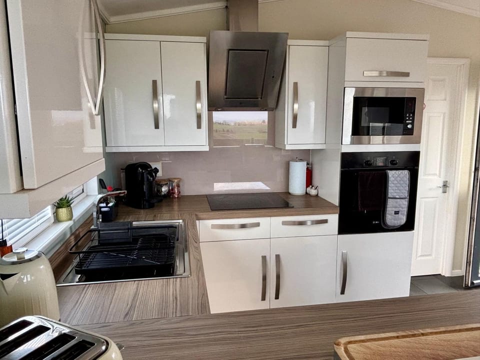 Coffee/tea facilities, Kitchen or kitchenette, oven, stove, toaster