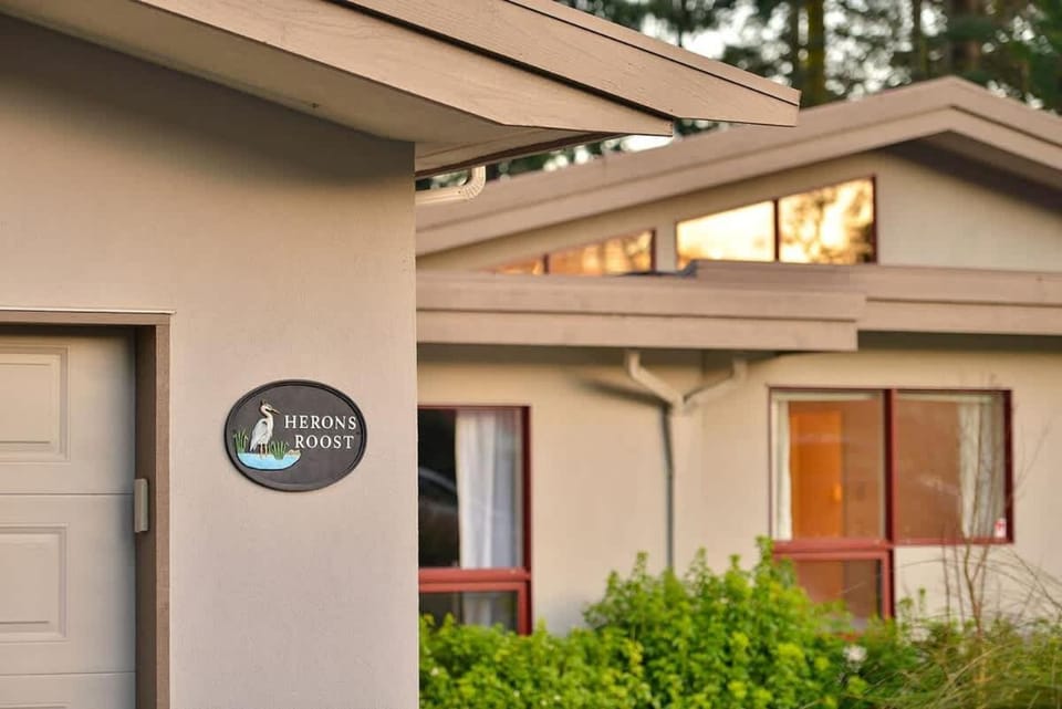 Beachside Living Cherry Point by EMR Vacation Rentals House in Southern Gulf Islands